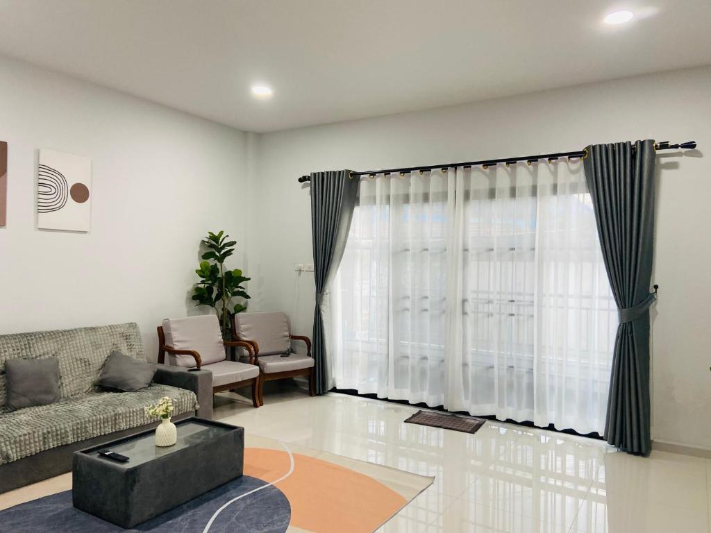 Posezení v ubytování Nasrina's House