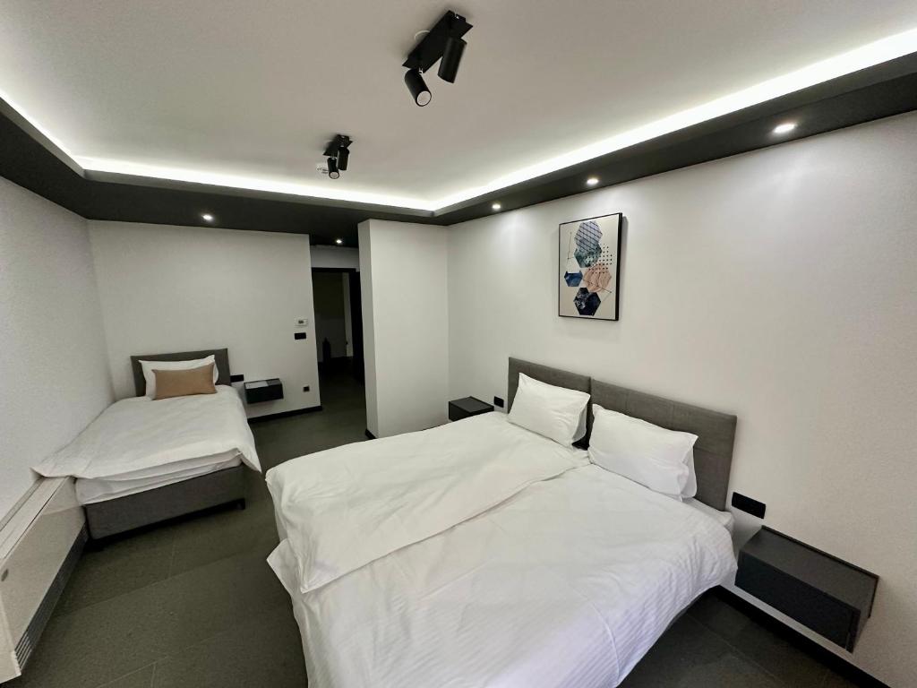 a bedroom with two beds in a room with at Prenoćište Vozač in Jajce