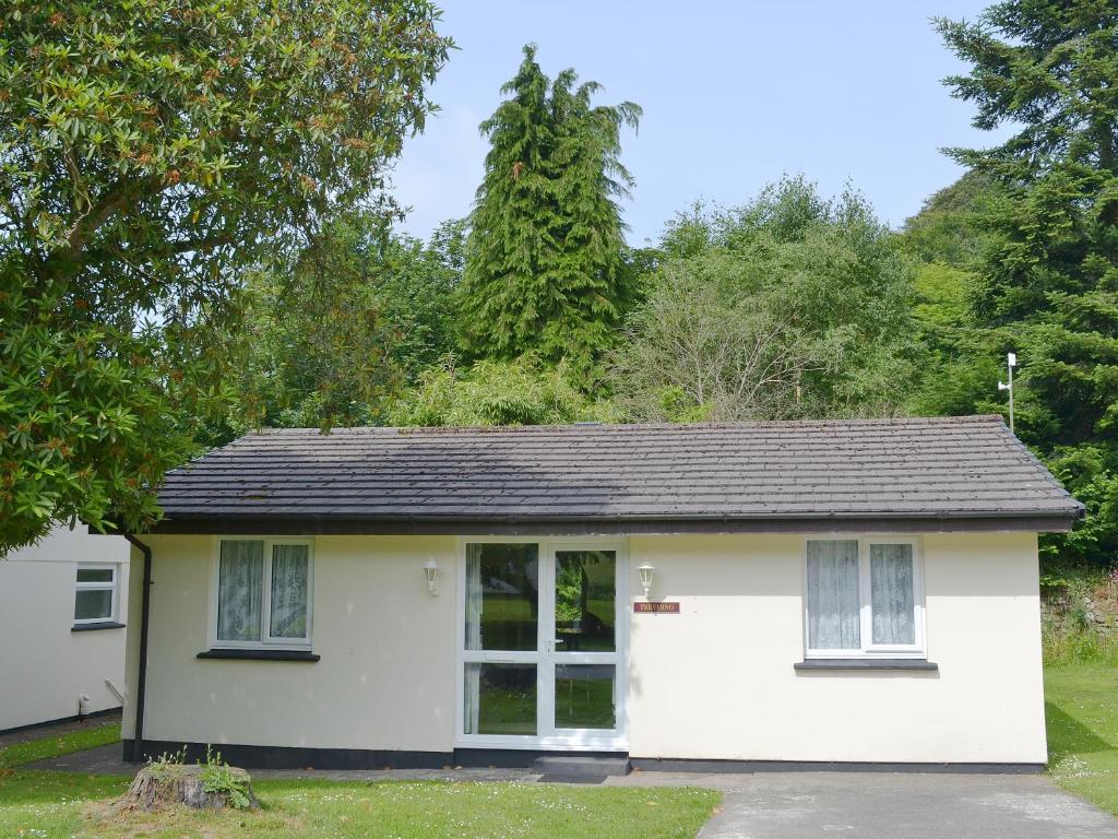 Saint CleerにあるTrevarno - B6527の白い屋根のコテージ