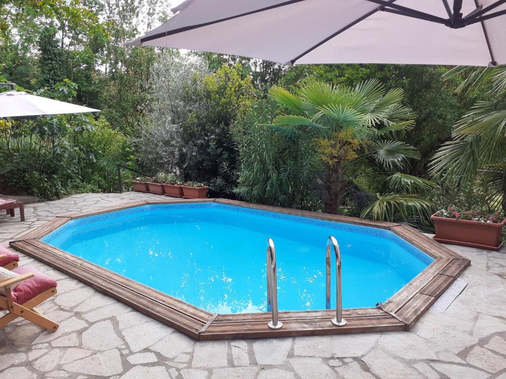 Bazén v ubytování Villino Bianca nebo v jeho okolí