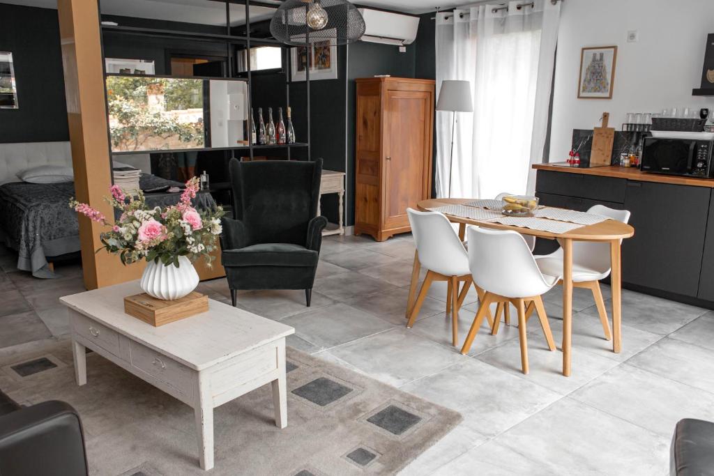 Kuchyň nebo kuchyňský kout v ubytování LA VIGNERAIE