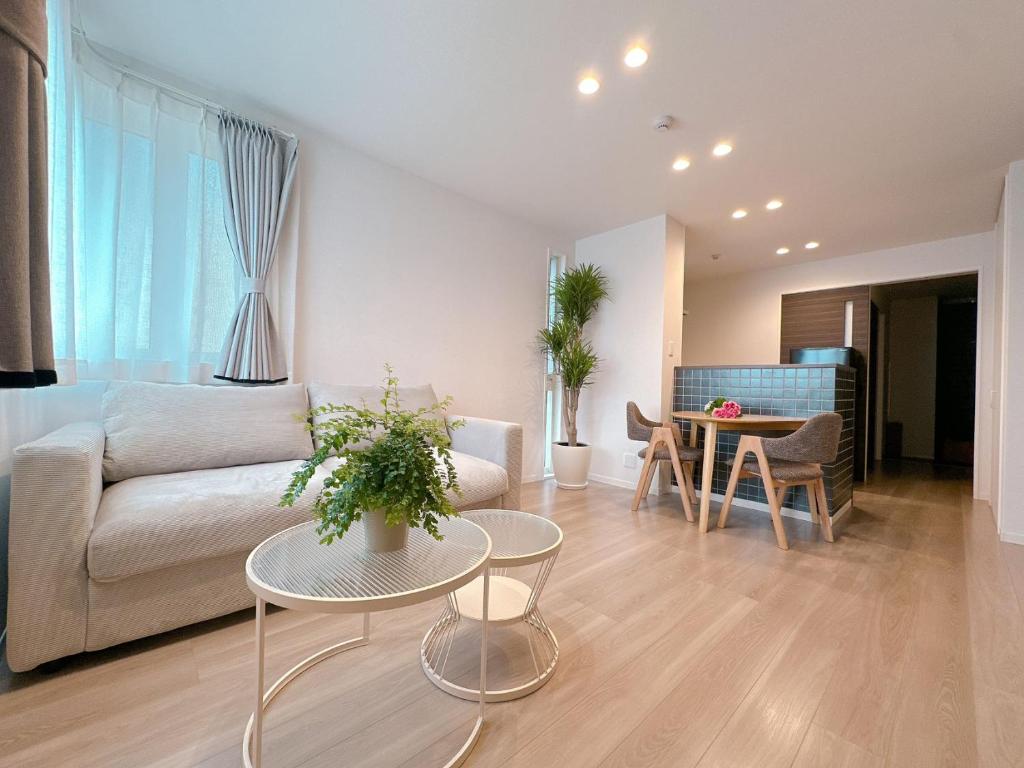 Sanmi Saint Le Brun305 fifteen minutes direct to Shinsaibashi Namba shopping area near Tengachaya direct to Kyoto