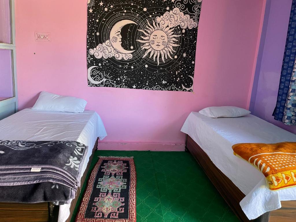 Ένα ή περισσότερα κρεβάτια σε δωμάτιο στο Munsiyari ECO homestay