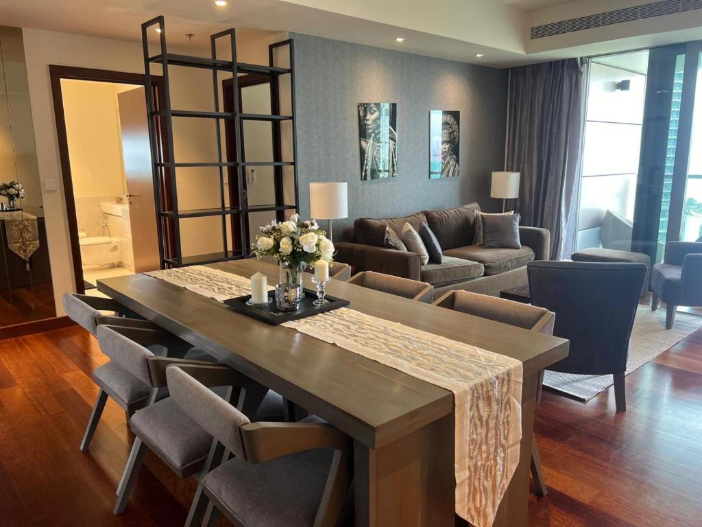Χώρος καθιστικού στο Cinnamon Life Residencies- Luxury 2 Bedroom Apartment 18th Floor