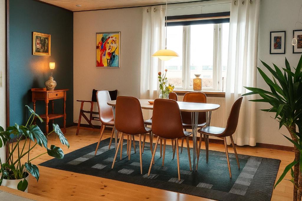 a dining room with a table and chairs at Strandhuset i Øster Hurup in Øster Hurup