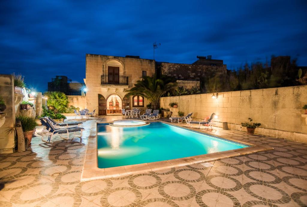 Πισίνα στο ή κοντά στο Traditional Maltese Villa with Pool & Jacuzzi