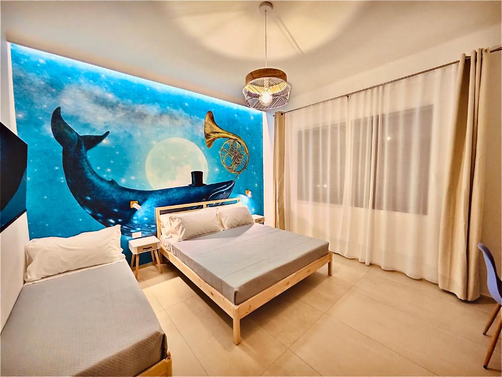 ein Schlafzimmer mit einem Delphingemälde an der Wand in der Unterkunft MSApartments in Marina di Ragusa