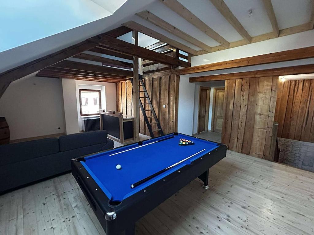 Biliár nebo kulečník v ubytování Gîte Les Hirondelles 14 pers gitesdes2vallees