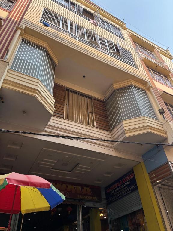 un parapluie coloré assis devant un bâtiment dans l'établissement Sonawala Heritage Inn, à Varanasi