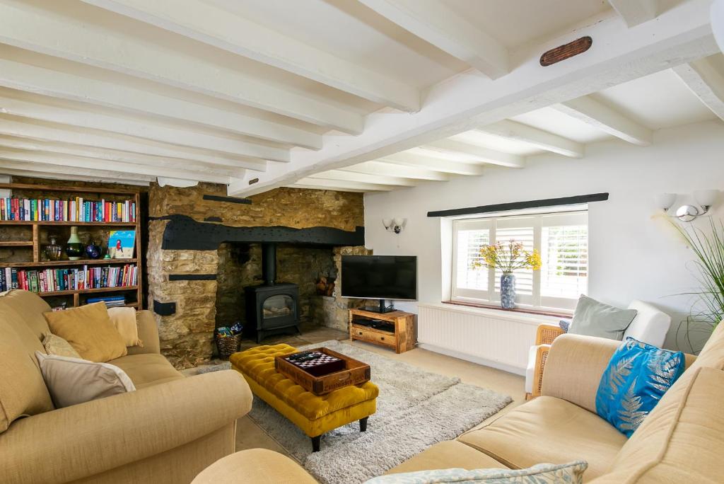 ein Wohnzimmer mit zwei Sofas und einem Kamin in der Unterkunft Beautiful 5-Bedroom Home with Cinema & Games Room 