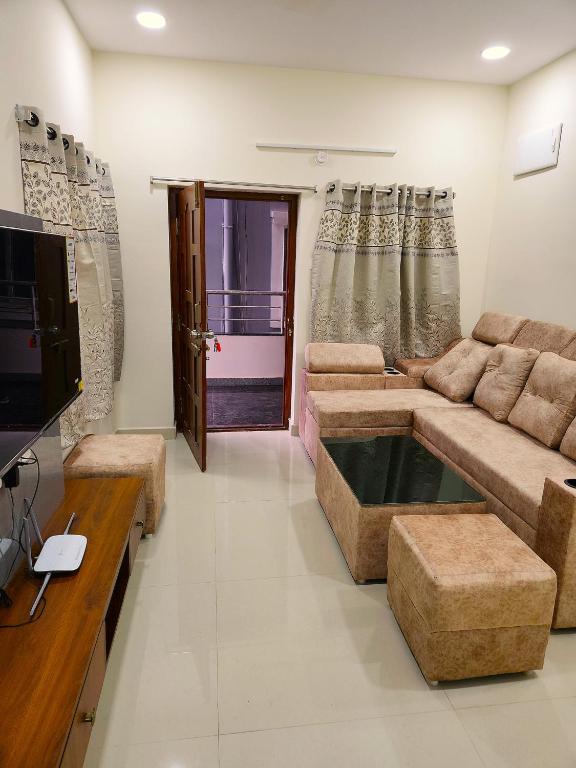 un salon avec un canapé et une télévision dans l'établissement Just Launched Cute Studio 2 BHK Flats in Kondpur Near Botanical Garden & Sarath City Capital Mall, à Kondapur