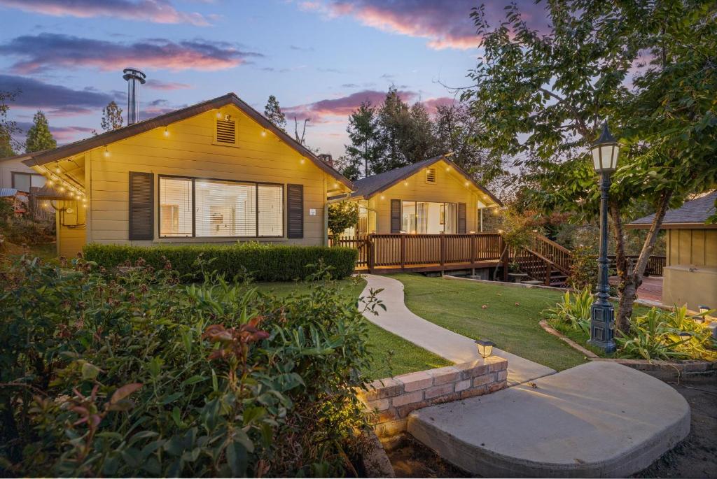 een geel huis met een pad ervoor bij Cozy Cabin by Bass Lake, with Boat Slip in Bass Lake