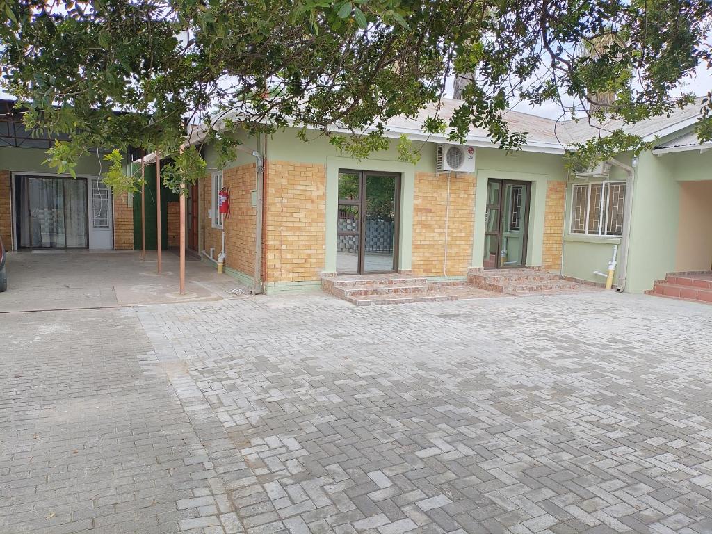 een lege parkeerplaats voor een gebouw bij Laroza guest house in Rustenburg
