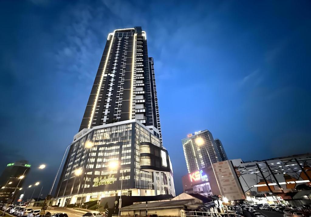 a tall building with lights on in a city at Space Residency by Avery with Cityview at JBCC #Free Parking #Walk 100m to KSL #Infinity Pool #中英文房东 in Johor Bahru