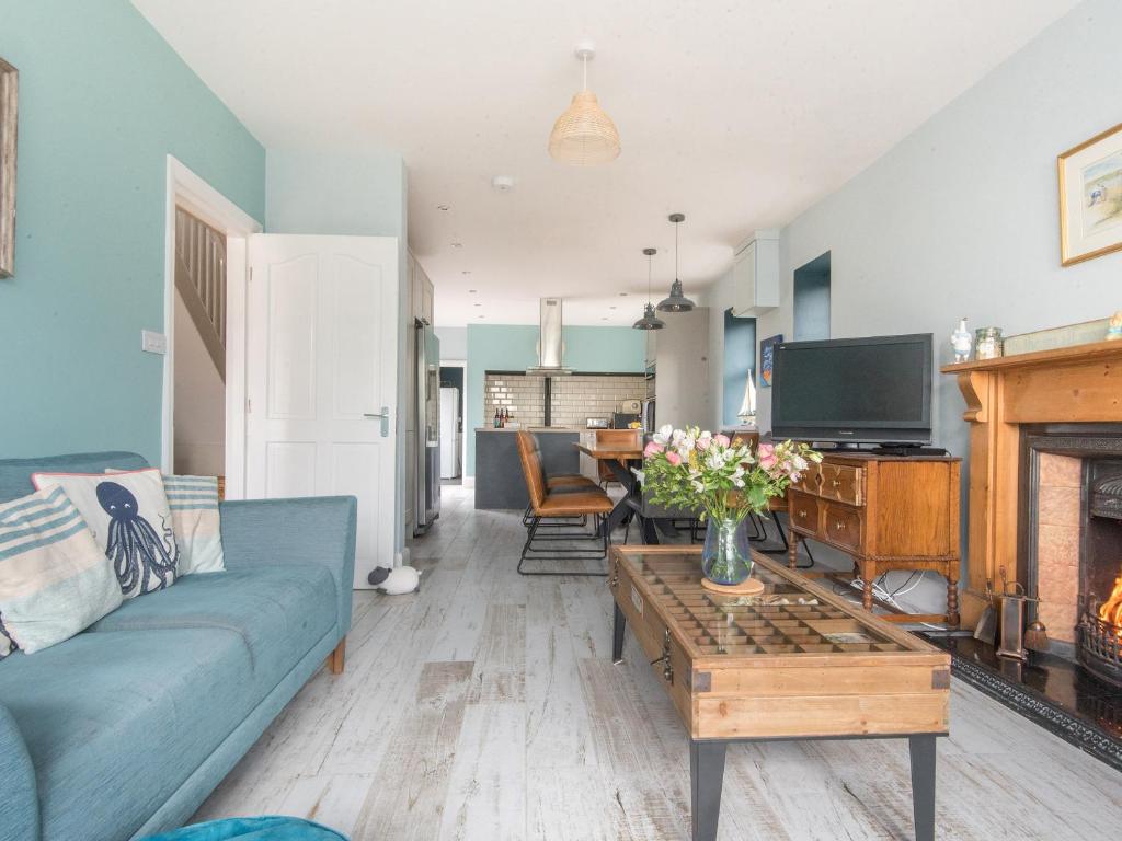 a living room with a couch and a table at Llywnfor in Morfa Nefyn