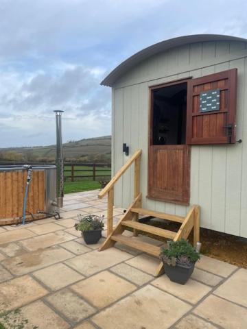 AldertonBugatti Lodge的一栋带楼梯和门的小房子