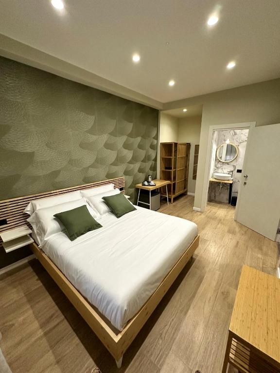 那不勒斯Silvana Guest House的卧室配有一张白色大床和墙壁