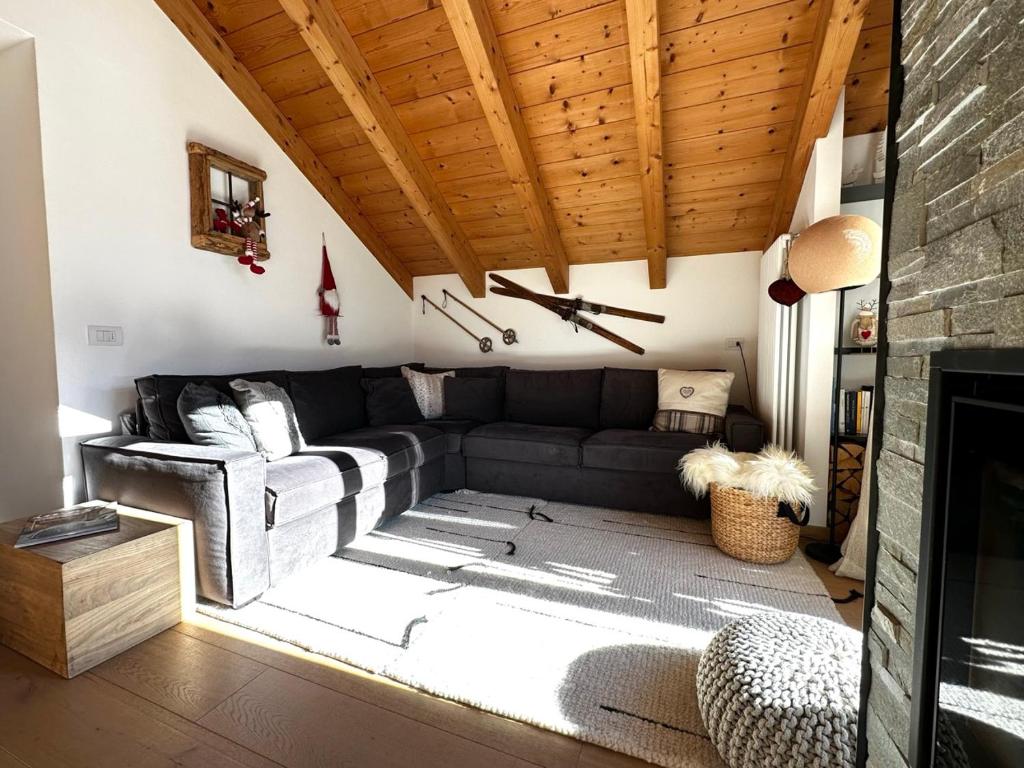 a living room with a couch and a fireplace at Appartamento Picchio in Bormio