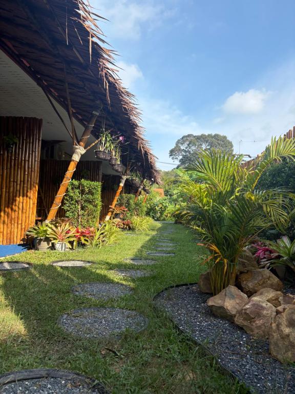 Κήπος έξω από το Lanta Feelgood Long beach resort