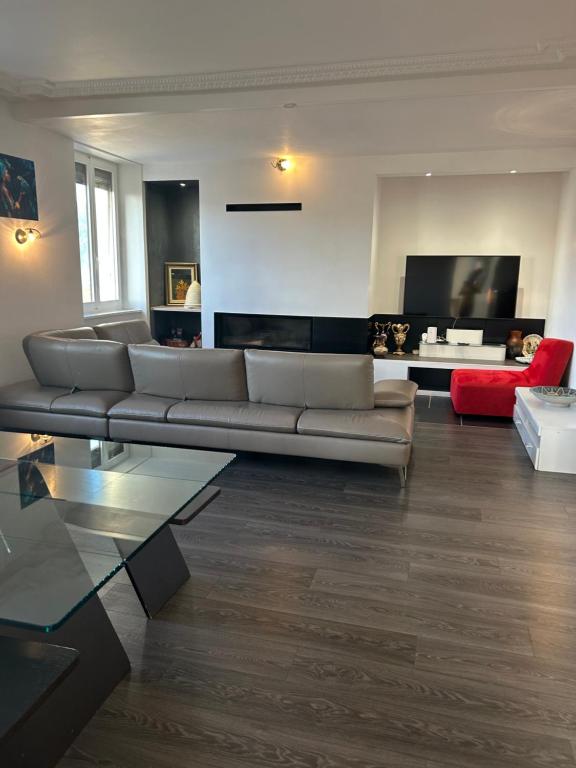 Μια τηλεόραση ή/και κέντρο ψυχαγωγίας στο Osmose