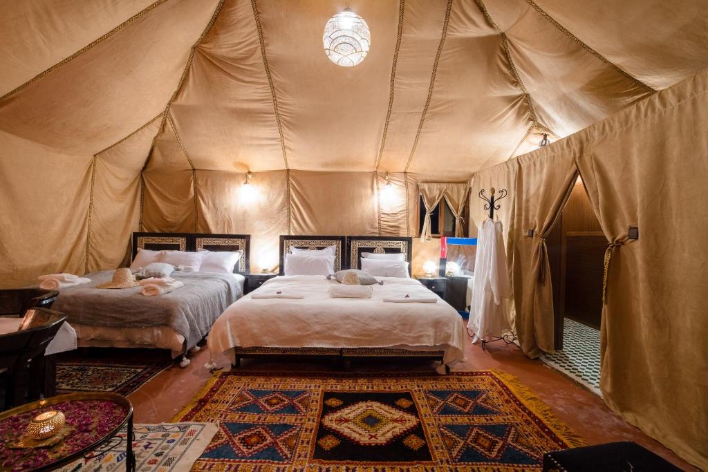 Postel nebo postele na pokoji v ubytování Merzouga Starluxe Camp