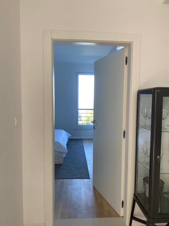 ein Zimmer mit einer Tür, die zu einem Schlafzimmer führt in der Unterkunft Villa Franka 1 in Brela