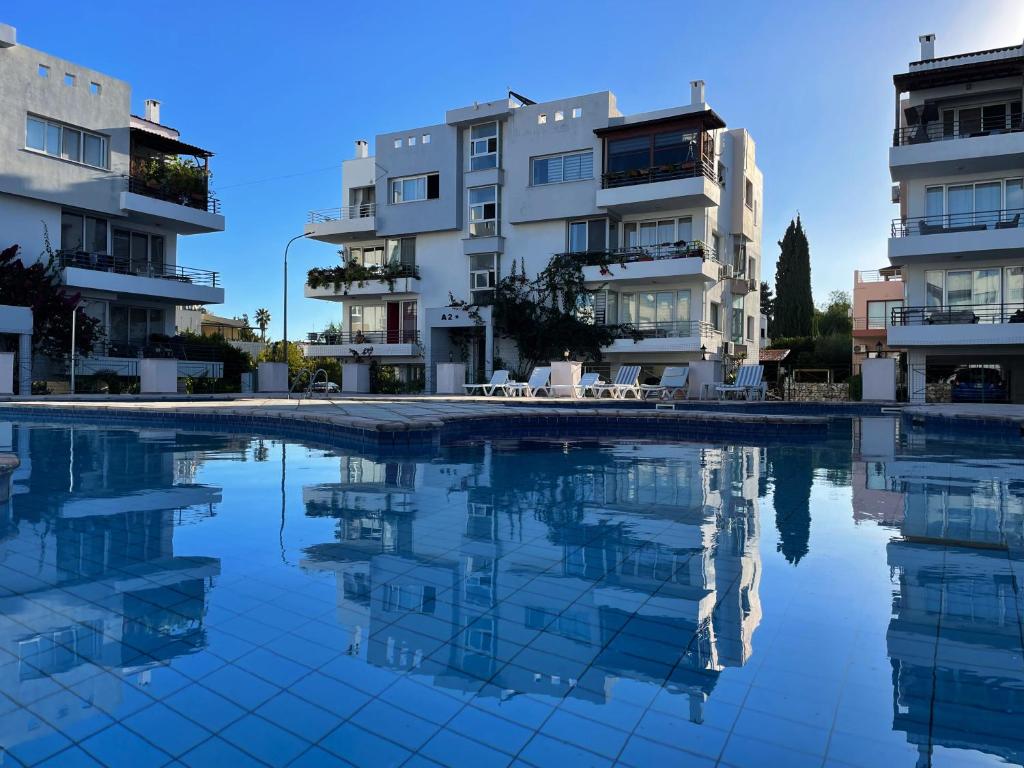 una piscina frente a unos edificios de apartamentos en Rix Palm Apartments, en Kyrenia