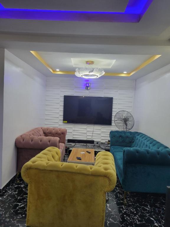 Μια τηλεόραση ή/και κέντρο ψυχαγωγίας στο 2 bedroom apartment in Magodo