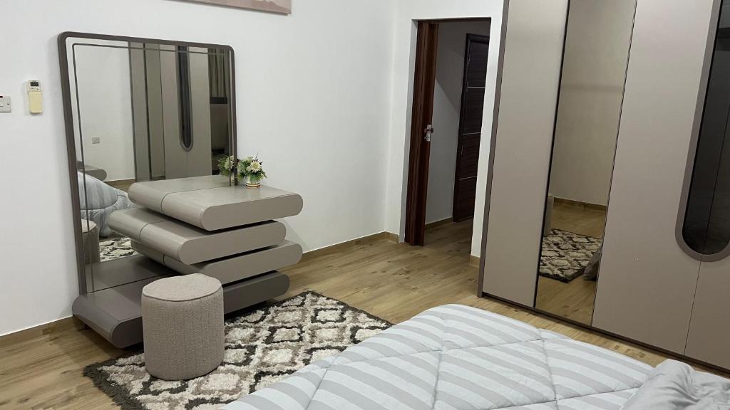 a living room with a bed and a mirror at المسارات الدولية in Mawāliḩ