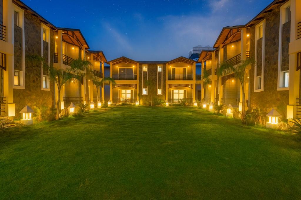 The Forest Resort By 3Tree Group في رامناجار: اطلالة خارجية على مبنى مع ساحة كبيرة