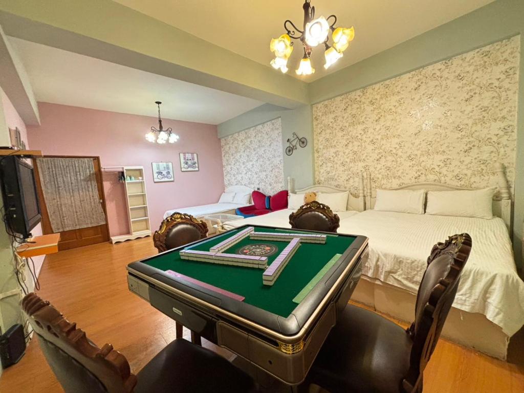 Postel nebo postele na pokoji v ubytování 五指山遠百民宿-免費停車場-6人家庭房附電動麻將桌