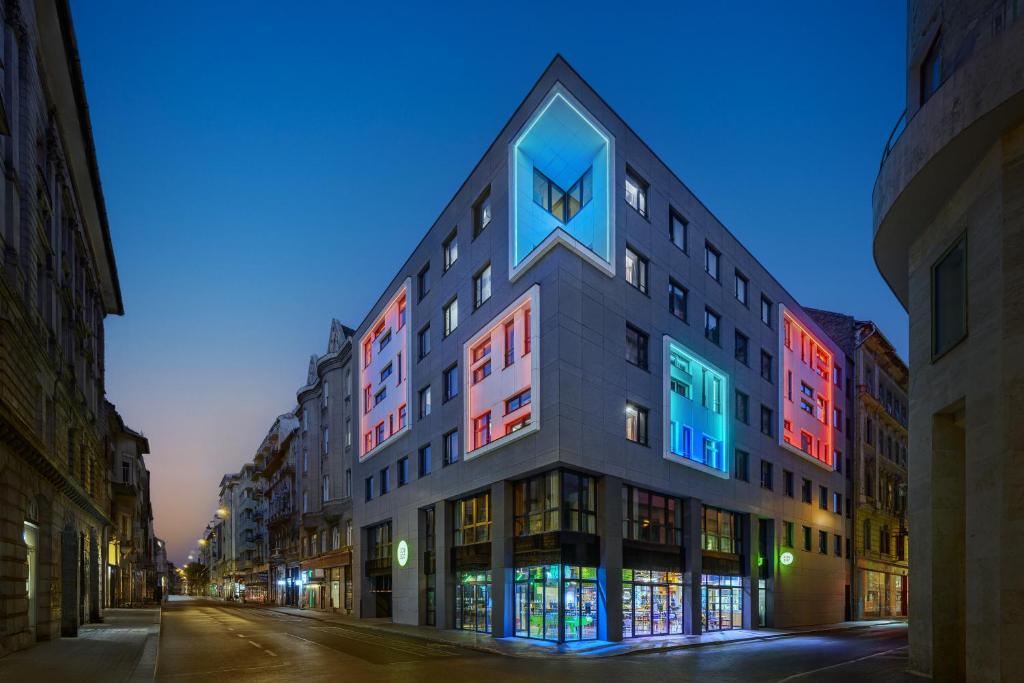 ブダペストにあるJO&JOE Budapestの横に色鮮やかな照明が灯る建物