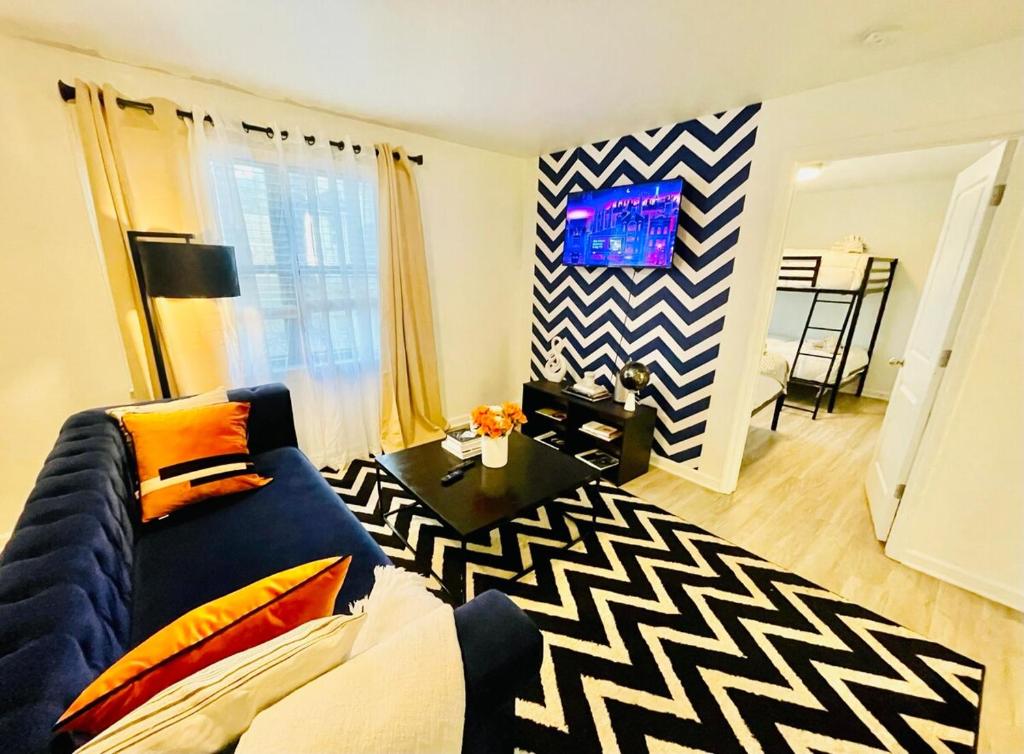 Μια τηλεόραση ή/και κέντρο ψυχαγωγίας στο Downtown Condo, sleeps 6, minutes from Broadway!