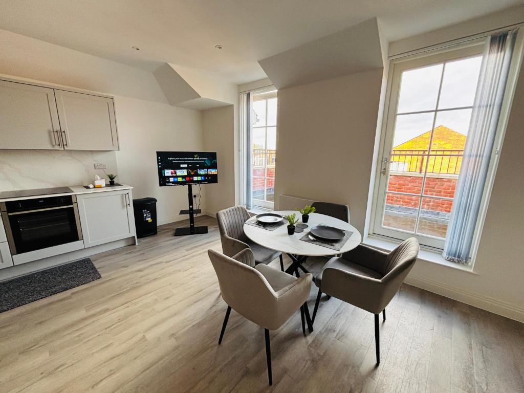 HanwellにあるLuxury 1BR Modern Flat in London W7 with Private Parkingのテーブルと椅子のあるキッチンとリビングルーム