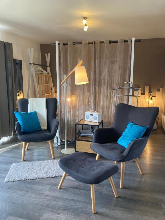 two chairs and a lamp in a living room at Bnb Pavillon Paisible in Orsonnens