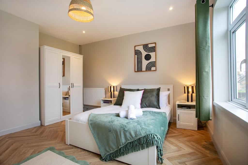 una camera da letto con un letto bianco e una finestra di 4 Bed Contractor Accommodation in Longbridge a Longbridge