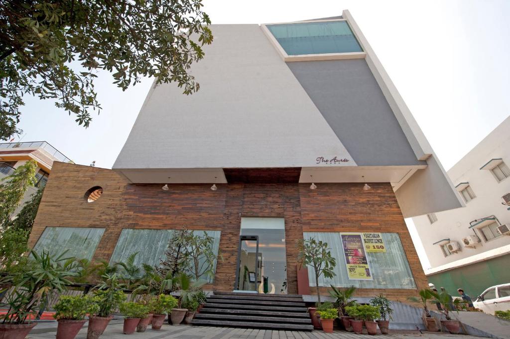 un edificio con macetas delante de él en The Aures (formerly known as Keys Select The Aures), en Aurangabad