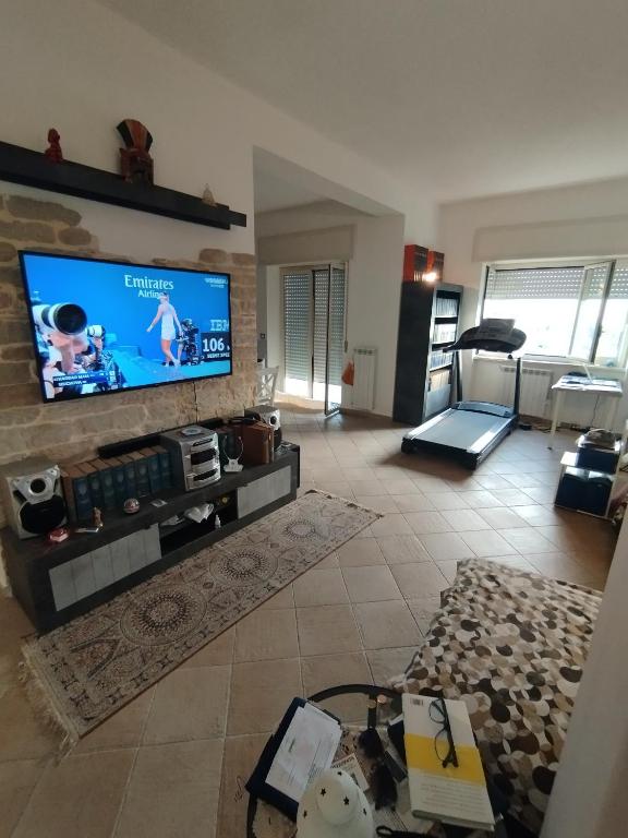 プラーイア・ア・マーレにあるMira Beachの壁に薄型テレビが取り付けられたリビングルーム