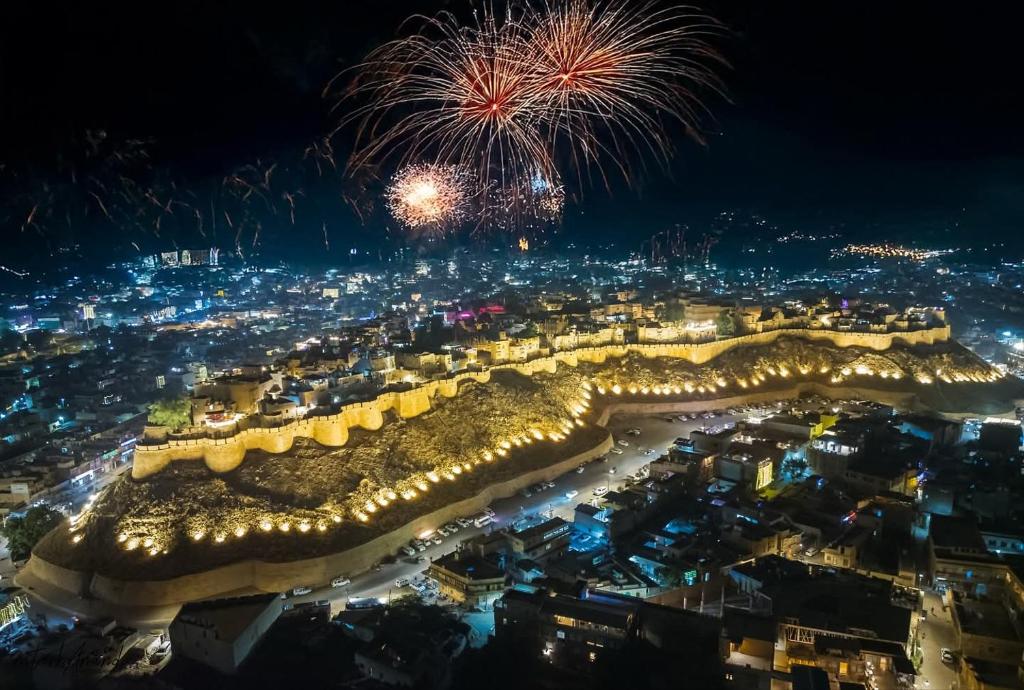 una vista aérea de una ciudad con fuegos artificiales en Hotel akty Jaisalmer, en Jaisalmer