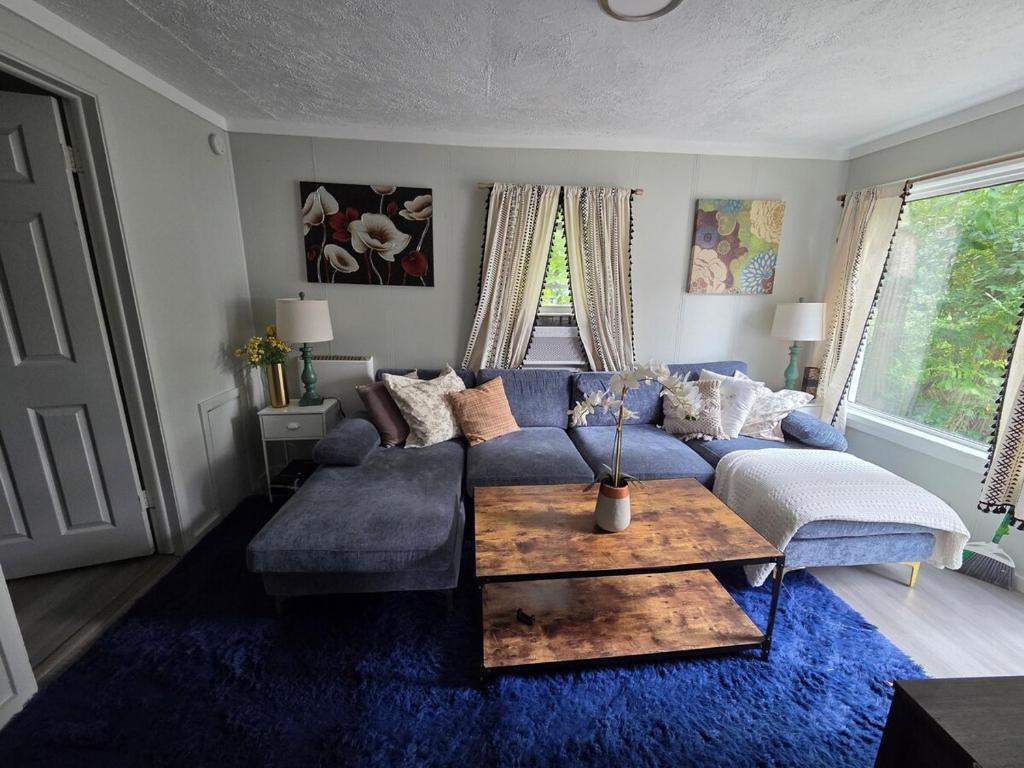 Posezení v ubytování Great little house in Woodmere Beachwood Orange