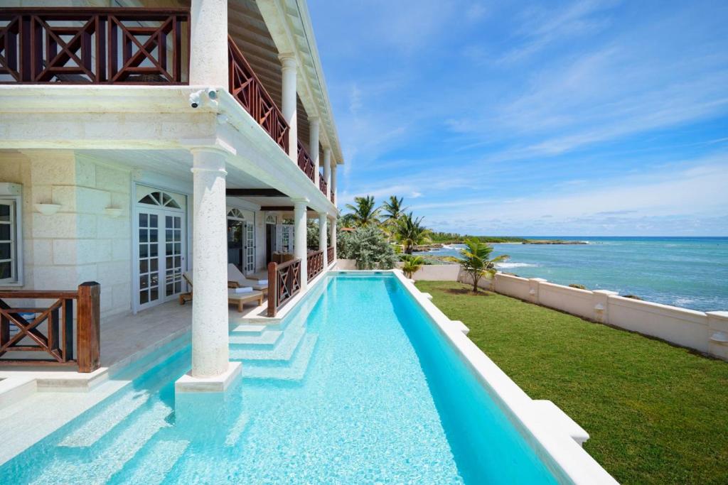 Hồ bơi trong/gần Stunning ocean views with pool - Coral Cove House