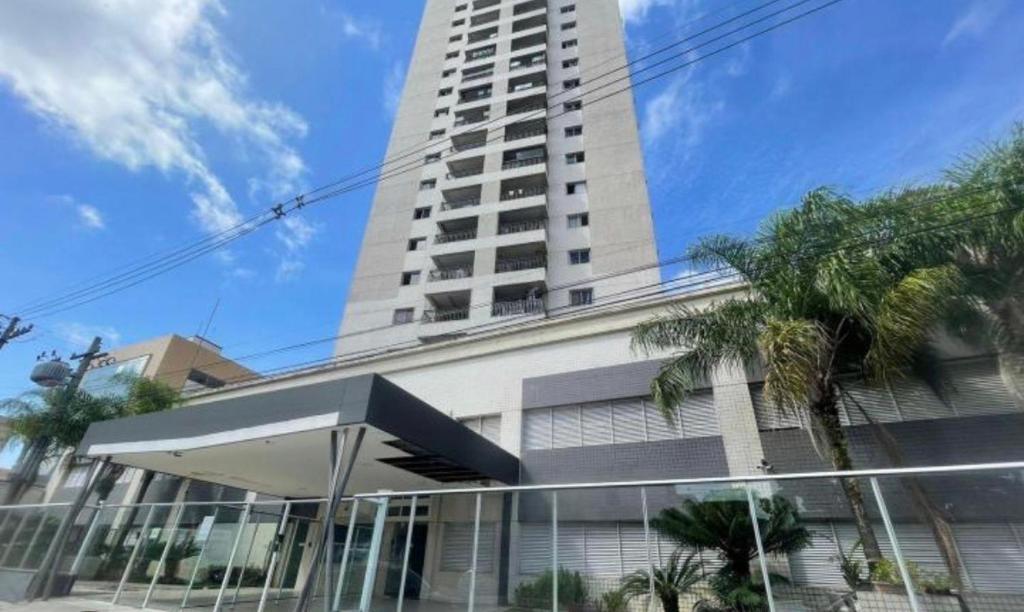 een groot wit gebouw met een groot hoog gebouw bij Opportunity, COP30, Excellent Location! in Belém