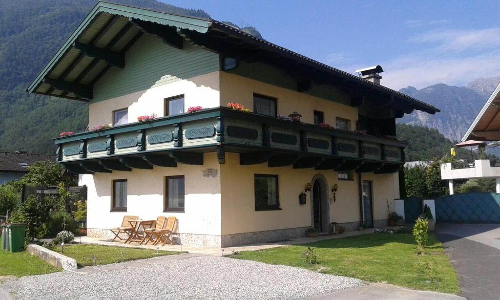 ein Haus mit Balkon darüber in der Unterkunft Bergblick in Golling an der Salzach