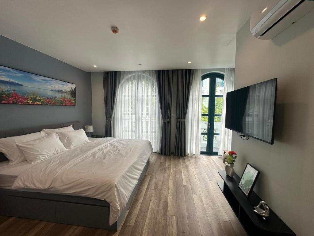 富国Alex House的一间配有大床和平板电视的卧室