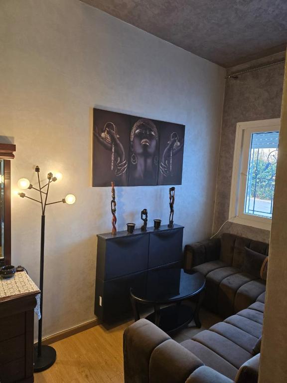 曼苏里亚Confort & Emplacement, Pieds dans l'eau的客厅里有一张沙发和一张桌子。