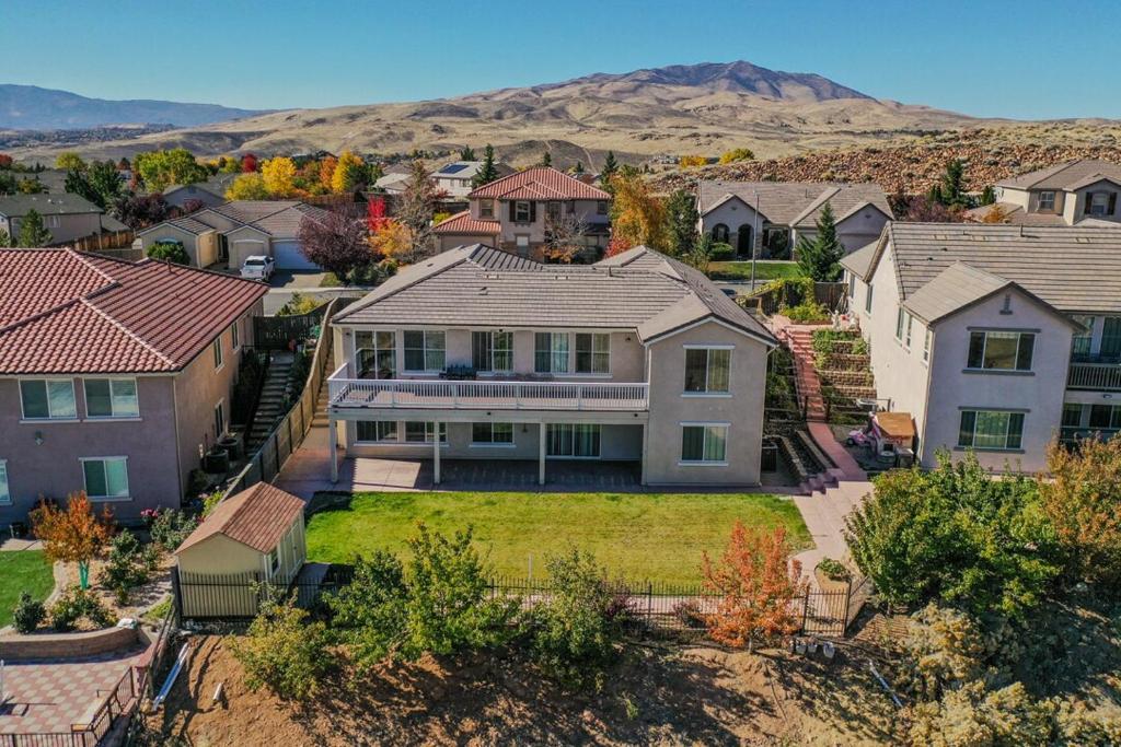 Una vista aérea de una casa en un barrio residencial. en Sierra Vista Retreat - Reno Tahoe, en Reno