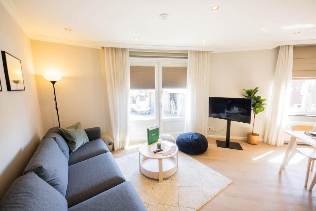 TV a/nebo společenská místnost v ubytování Prestige 70m2 Two-Bedroom Apartment - VW142A