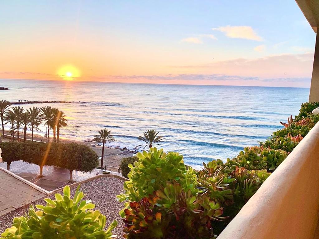 Marbella center Beachfront Sea Views Pool & Parking