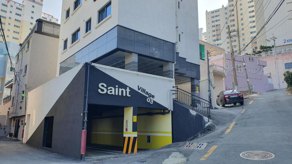 세인트빌리지 في Kup'o: متجر سانتاندير في أحد شوارع المدينة