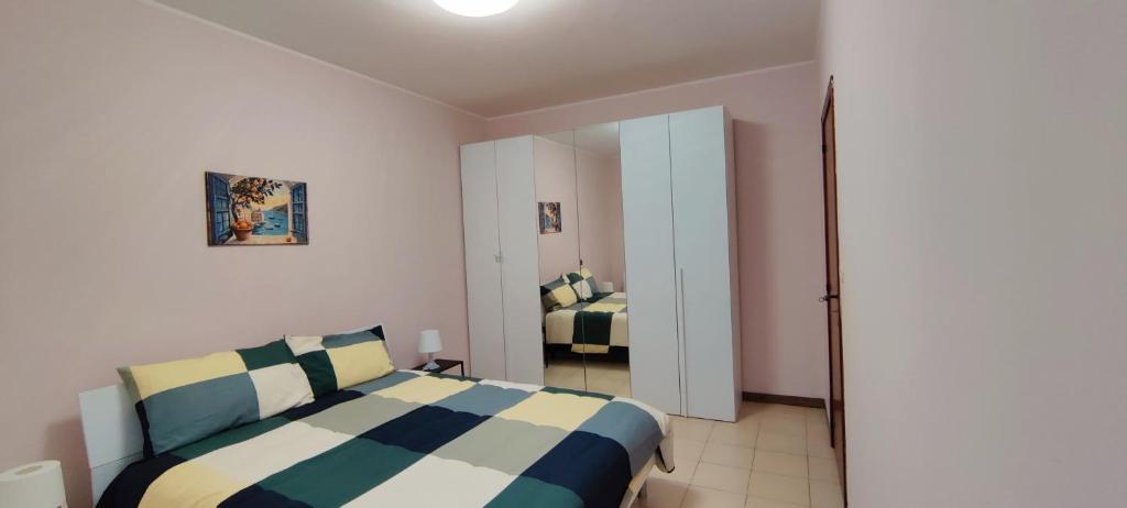 a bedroom with a bed and a room with two beds at L'approdo in Schisò